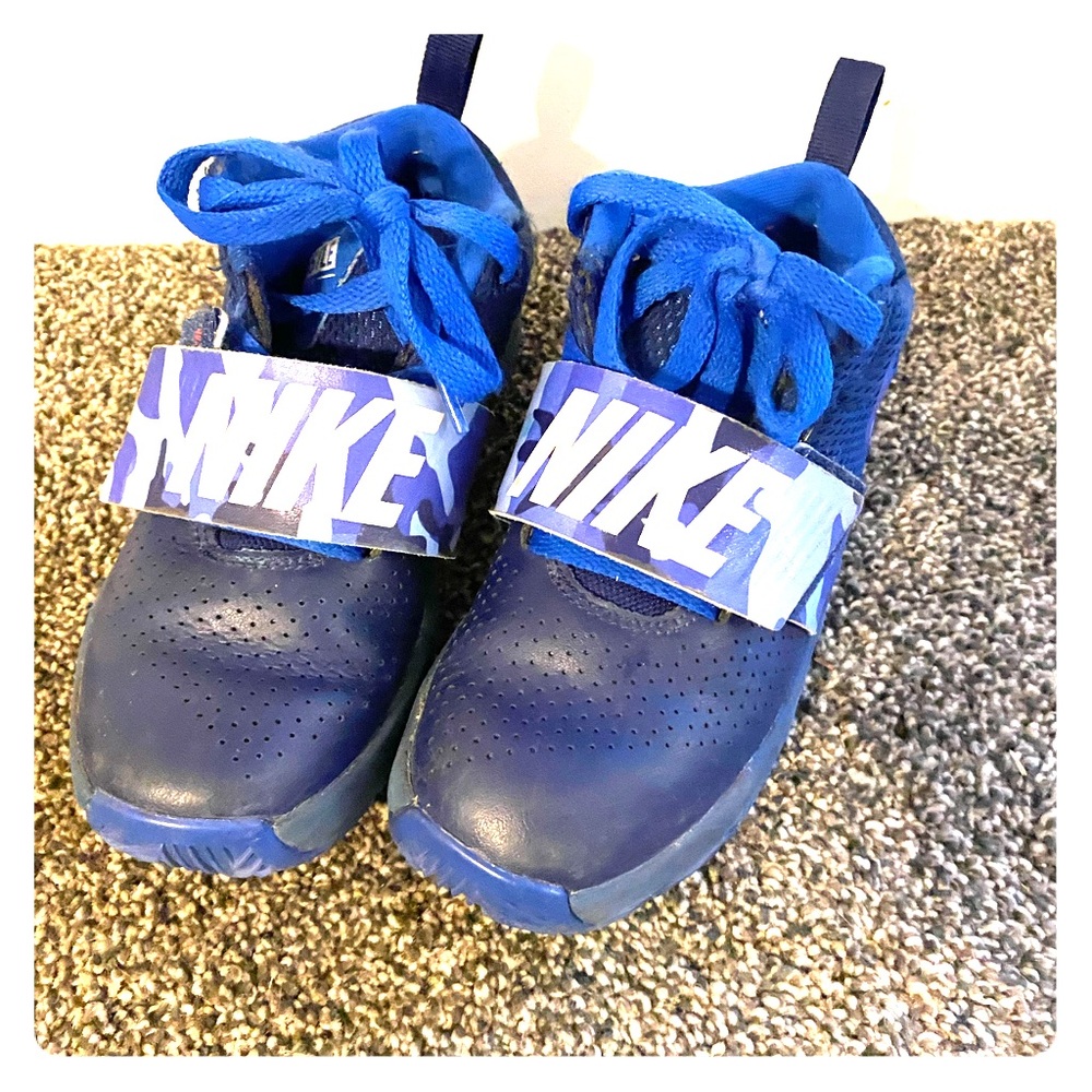 NIKE Boys Team Hustle Shoes